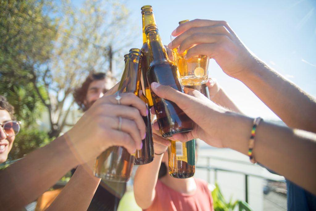 Adolescentes y alcohol: ¿somos más permisivos durante las fiestas?